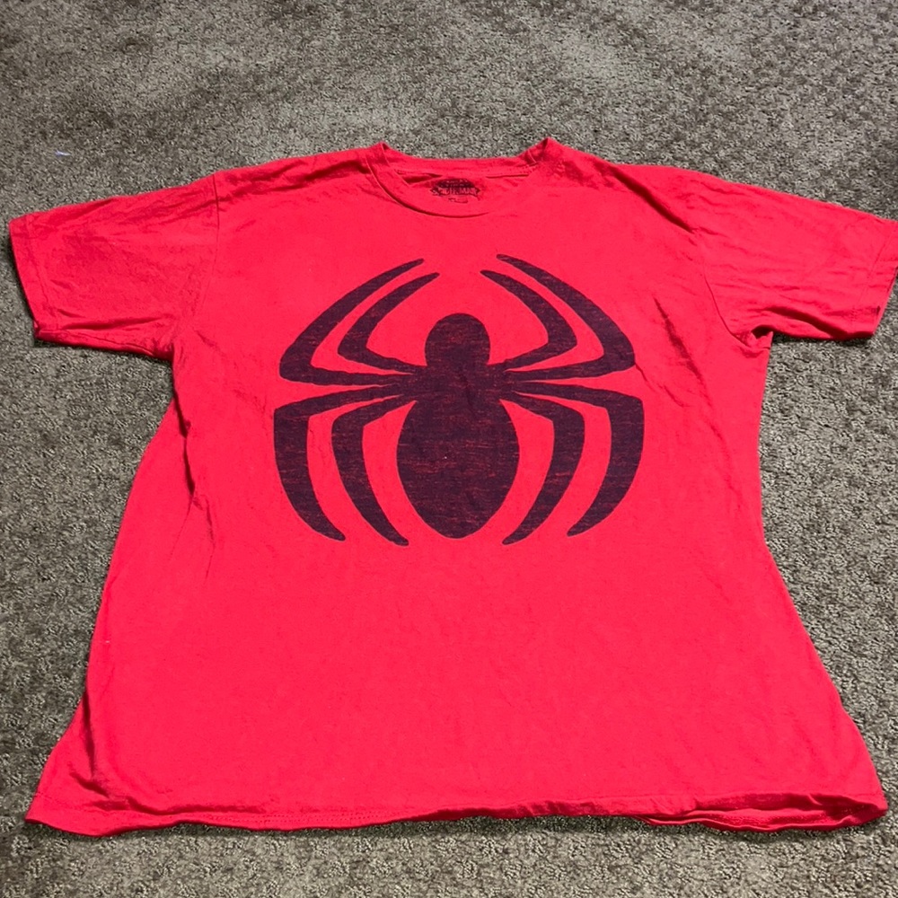 Spiderman Spider SMALL graphic tshirt in EUC red & black great for Halloween